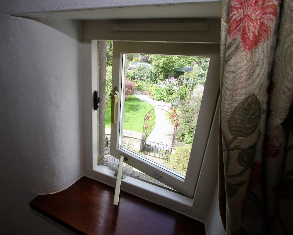 Ashfield House Hotell Grassington Eksteriør bilde A window open for ventilation
