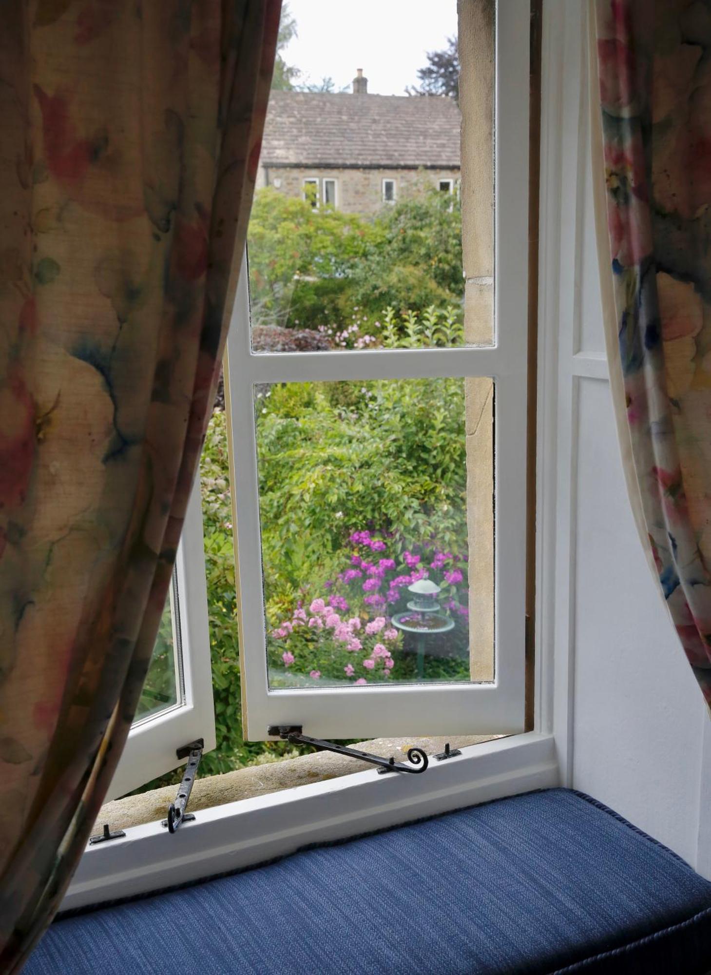 Ashfield House Hotell Grassington Rom bilde A window with curtains